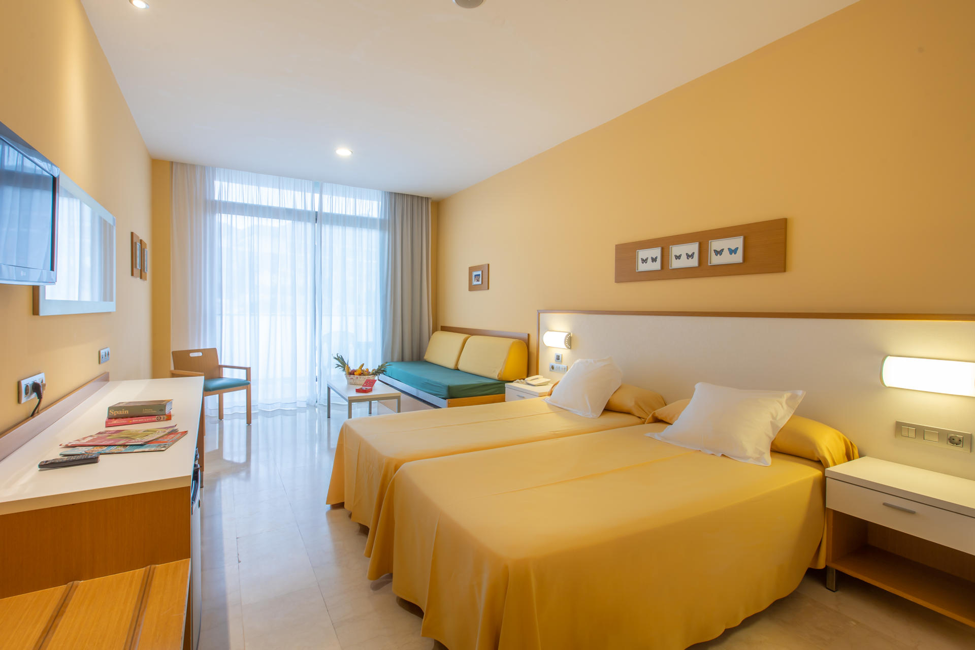 Very spacious room 30m2 with 2 single beds and sofa bed, a large terrace and bathroom. All rooms exterior