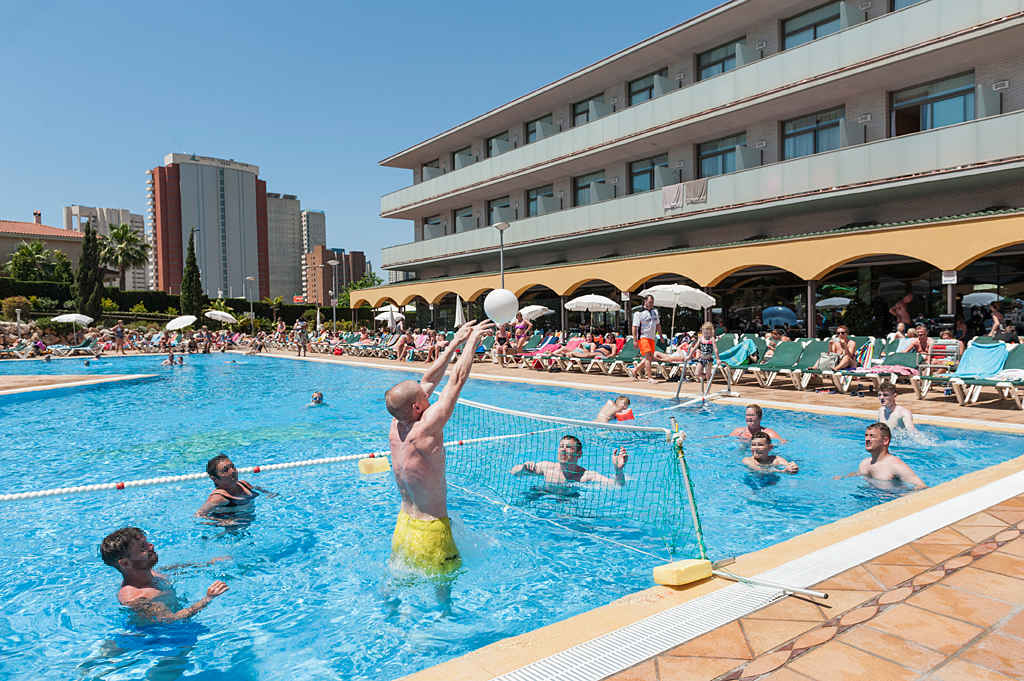 Clientes del hotel Mediterráneo jugando un partido de volleyball en la piscina del hotel Mediterráneo.